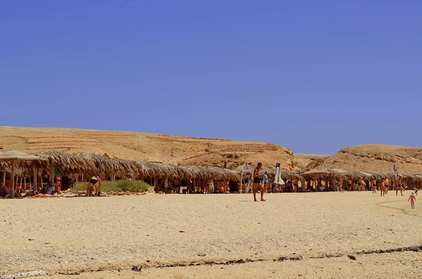 Salonky Lehátky Pláži Egypt Žlutý Písek Modrá Obloha Odpočiň Kopírovat — Stock fotografie