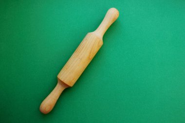 Yeşil zemin üzerinde ahşaptan yapılmış bir test için bir taş. Pişirme ve pişirme. Aşçılık. Yukarıdan bak. Uzayı kopyala Testin sonucu solda ezilmiş..