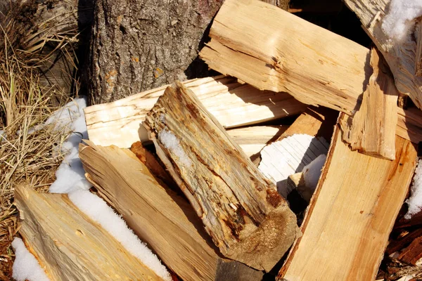 Fotografía abstracta de montones de troncos de madera natural. Antecedentes Cosechando leña para el invierno. Textura. Madera para la chimenea. Tableros de abedul. Macrosymka. Copiar espacio —  Fotos de Stock