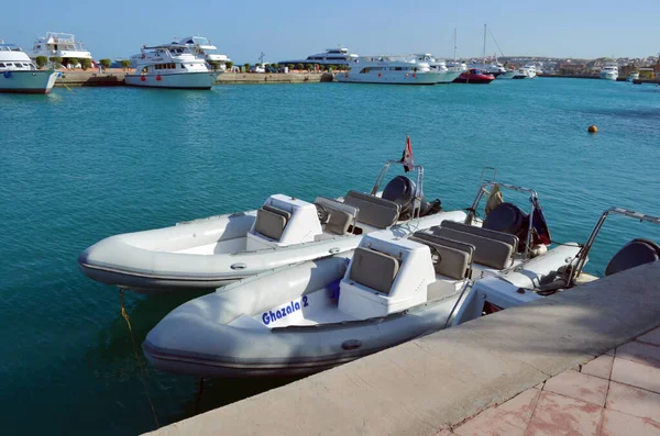Mısır, Sina, Hurghada, Kızıldeniz, 29 Eylül 2014: Sharm el-Sheikh, Mısır rıhtımındaki bir zevk gemisi. Tekne demirlendi. Boşluğu kopyala.