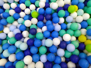 Renkli balonlar. Mavi renkli balonlar. Parlak arka plan renkleri. Yukarıdan, kapalı oyun alanındaki havuzda bir sürü renkli topa bak. Doku. arkaplan