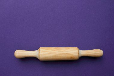 Mavi arka planda ahşap testi için bir taş. Pişirme ve pişirme. Aşçılık. Yukarıdan bak. Uzayı kopyala Mangırlar aşağıdan ezildi.