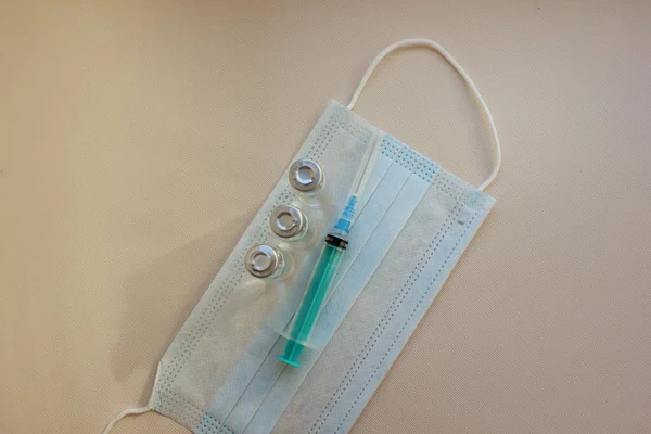 Syringe Needle Vials Medicine Lies Medical Mask Light Background Vaccination — Stock Photo, Image