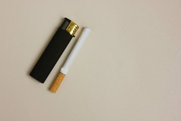 Schwarze Plastikfeuerzeuge Und Zigaretten Isoliert Auf Weißem Hintergrund Gesundheitsschädlich Das — Stockfoto