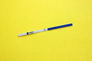 Sarı arka planda negatif hamilelik testi. Annelik, çocuklar, hamilelik, doğum kontrol kavramı. Sağlık sorunları ve gebelik sorunları. Kürtaj. Boşluğu kopyala