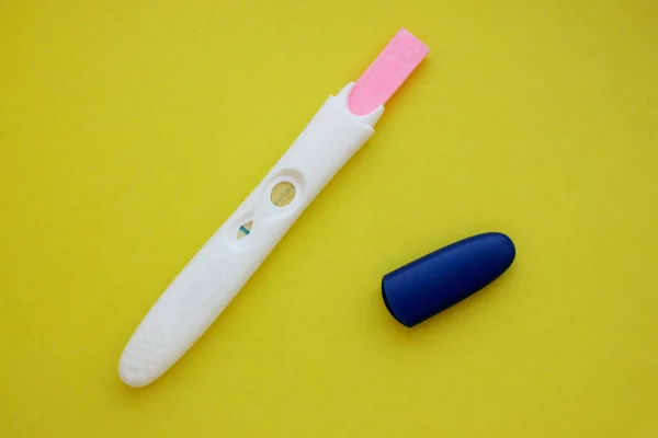 Sarı Arka Planda Negatif Hamilelik Testi Annelik Çocuklar Hamilelik Doğum — Stok fotoğraf