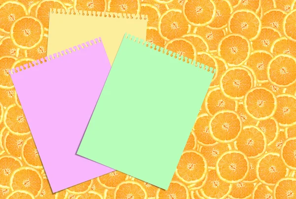 Três folhas de papel no fundo das laranjas — Fotografia de Stock