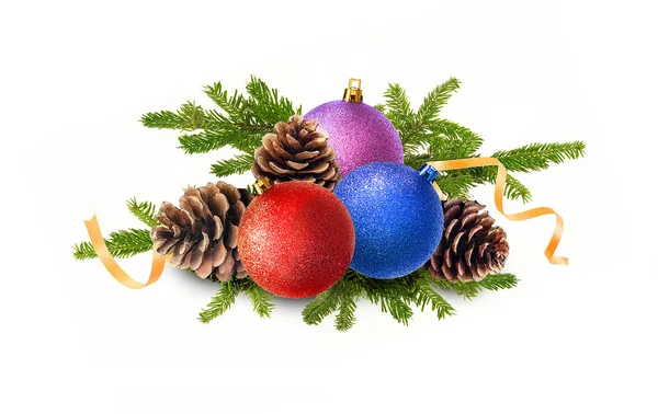 Boules de Noël, cônes de pin et branches de sapin — Photo
