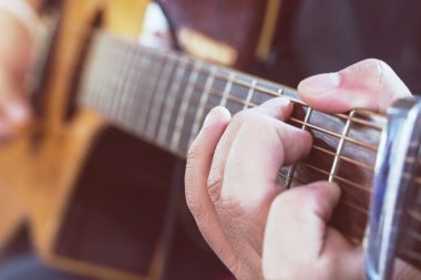 Gitar, gitar c oynayan genç erkeklerin el oynayarak pratik