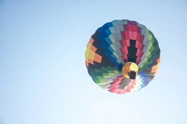 Colorido de balões de ar quente no céu azul — Fotografia de Stock