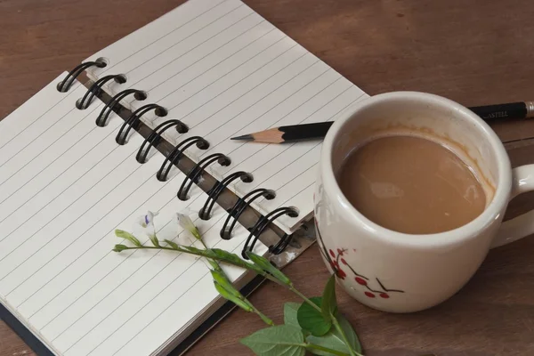 Eine Tasse heißen Kaffee, Blumen und Buch, romantischer Hintergrund — Stockfoto