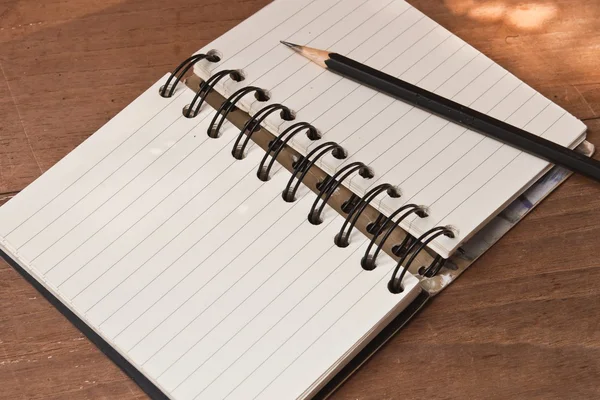 Fekete ceruza, fa tábla notebookot — Stock Fotó