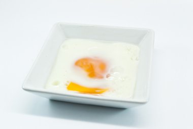 Sahanda yumurta beyaz kase önce beyaz arka plan izole