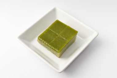 Tay sweetmeat veya Khanom Chan tatlı Tay tatlı, beyaz arka plan üzerinde beyaz kase bir türüdür