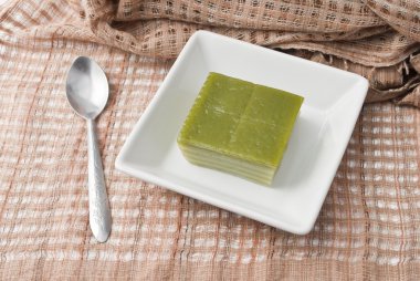 Tay sweetmeat veya Khanom Chan tatlı kumaş üzerine beyaz kase Tay tatlı bir türüdür