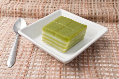 Tay sweetmeat veya Khanom Chan tatlı kumaş üzerine beyaz kase Tay tatlı bir türüdür