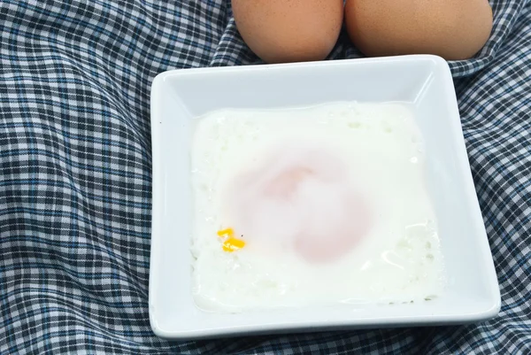 Spiegelei in weißer Schüssel auf Chintz — Stockfoto