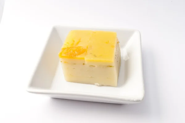 Crema di cocco a base di uova e latte di cocco, in ciotola bianca su fondo bianco — Foto Stock
