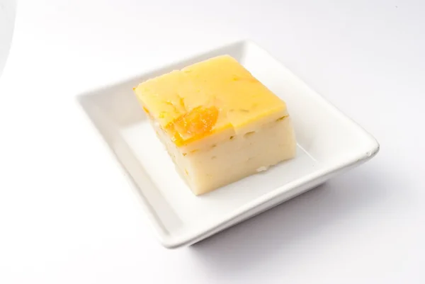 Natillas de coco hechas de huevos y leche de coco, en tazón blanco sobre fondo blanco — Foto de Stock