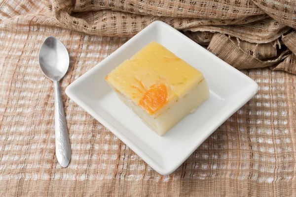 Natillas de coco hechas de huevos y leche de coco, en tazón blanco sobre tela — Foto de Stock