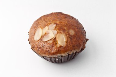 Beyaz arkaplanda muzlu kek