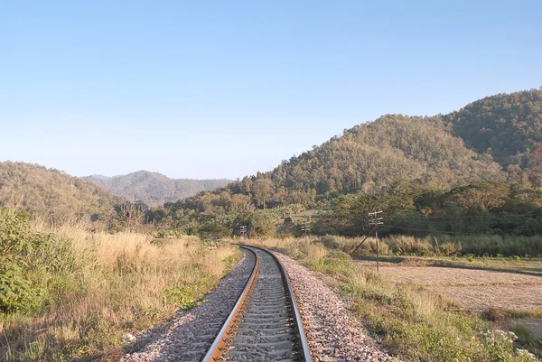 Järnvägen rails i berget — Stockfoto