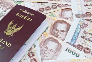 Tayland para beyaz zemin üzerine harekete hazır ile Tayland pasaportu