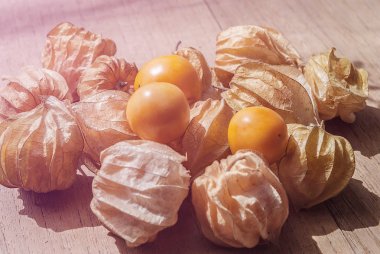 Cape bektaşi üzümü (Physalis) ahşap masa, sağlıklı meyve ve Mey