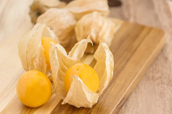 Uva spina del Capo (Physalis) sul tavolo di legno, frutta sana e ve — Foto Stock