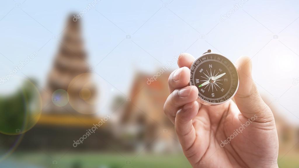 kompas in de hand op Thaise tempel achtergrond met verlichting fla ... kompas in de hand op Thaise tempel achtergrond met verlichting fla ...