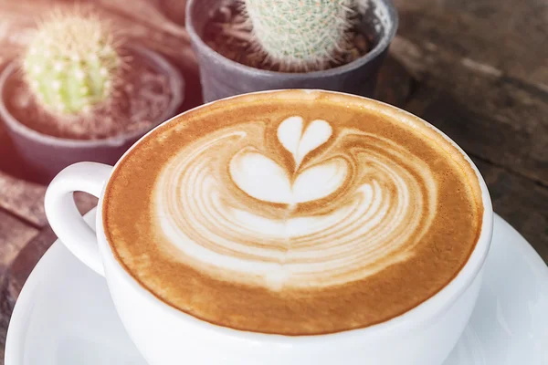 Taza blanca de café con leche en el escritorio de madera, el tiempo ya ha sido enjo — Foto de Stock