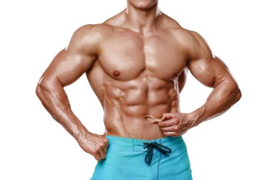 Yağsız, karın kasları gösterilen seksi atletik erkek beyaz arka plan üzerinde izole. Kaslı erkek fitness model abs