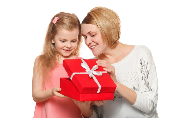 Mãe e filha feliz com caixa de presente, isolado em fundo branco — Fotografia de Stock