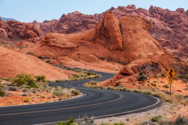 Ortasından Valley, yangın State Park, Nevada, ABD'de bir yol geçiyor