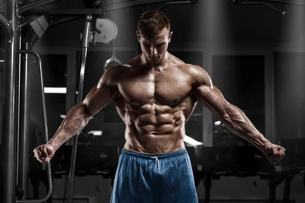 在健身房里的性感肌肉男塑造腹部。强烈的男性裸体躯干 abs，工作 — 图库照片