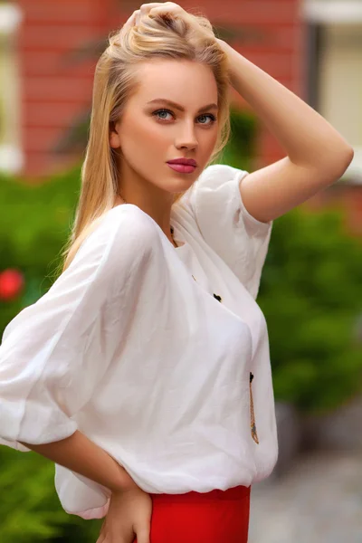 Hermosa mujer sexy con camiseta blanca y cabello rubio posando al aire libre. Retrato de chica de moda — Foto de Stock