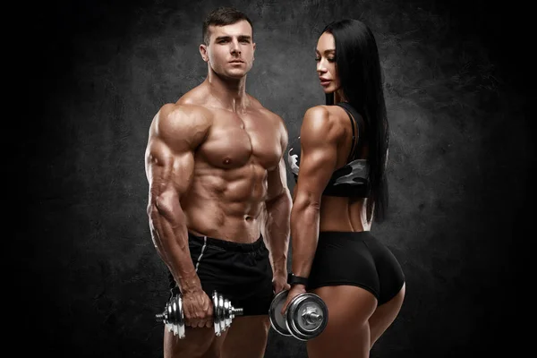 Sportslig Par Som Viser Muskler Veggbakgrunn Muskuløs Mann Kvinne – stockfoto