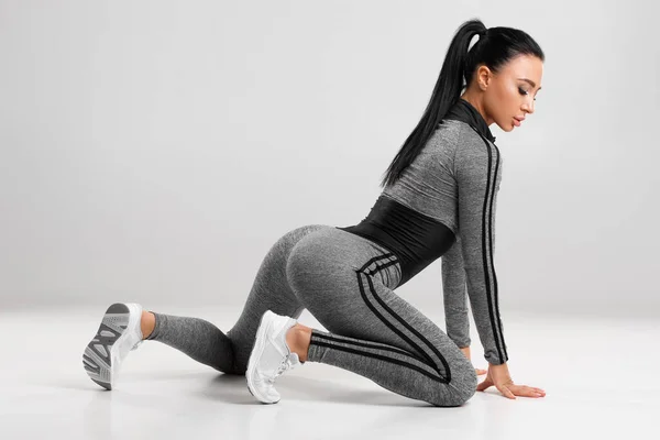 Vacker Atletisk Flicka Sexig Fitness Kvinna Leggings Grå Bakgrund — Stockfoto