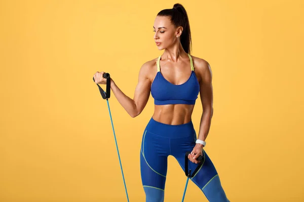 Fitness Vrouw Aan Het Trainen Met Weerstandsband Oranje Achtergrond Atletisch — Stockfoto
