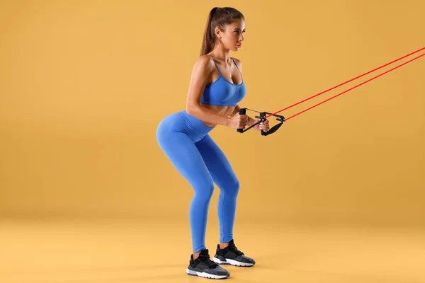 Fitness Frau Trainiert Mit Widerstandsband Auf Orangefarbenem Hintergrund Sportliches Mädchen — Stockfoto