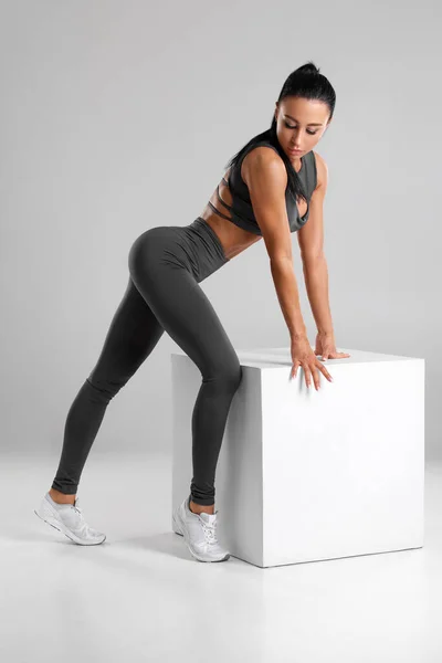 Mujer Fitness Leggings Sobre Fondo Gris Chica Atlética Con Hermoso —  Fotos de Stock
