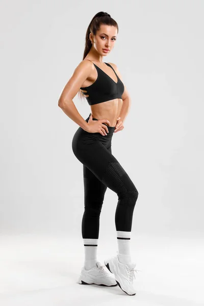 Mulher Fitness Bonita Menina Atlética Fundo Cinza — Fotografia de Stock