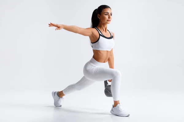 Mujer Fitness Haciendo Ejercicios Embestidas Con Kettlebell Entrenamiento Muscular Las — Foto de Stock