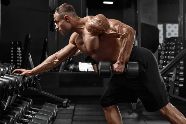 Uomo Muscolare Che Lavora Palestra Facendo Esercizio Schiena Braccio Singolo — Foto Stock