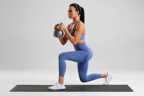 Fitness Donna Che Esercizi Affondi Con Kettlebell Allenamento Muscolare Delle — Foto Stock