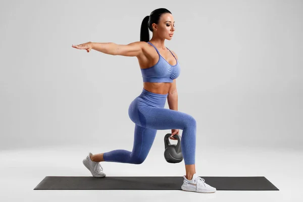 Fitness Donna Che Esercizi Affondi Con Kettlebell Allenamento Muscolare Delle — Foto Stock