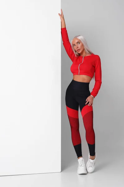 Vacker Fitness Kvinna Leggings Atletisk Flicka Grå Bakgrund — Stockfoto