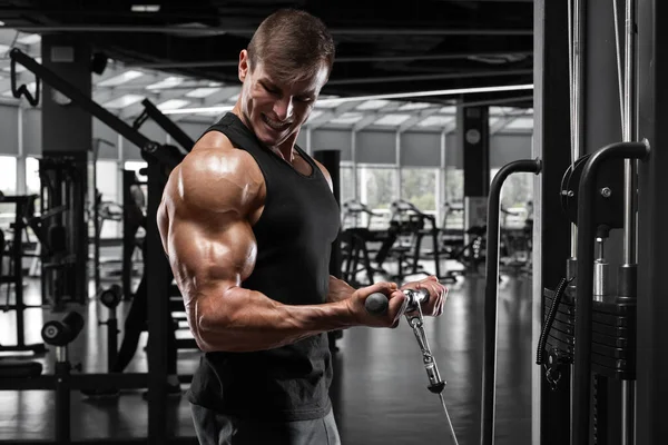 肌肉男在健身房锻炼二头肌 强壮的男性健美运动员 — 图库照片