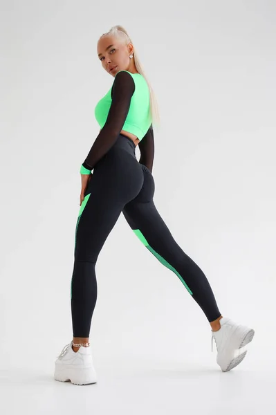 Mooie Fitnessvrouw Legging Atletisch Meisje Grijze Achtergrond — Stockfoto