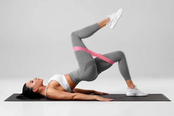 Chica Atlética Haciendo Ejercicio Puente Glute Con Banda Resistencia Sobre —  Fotos de Stock